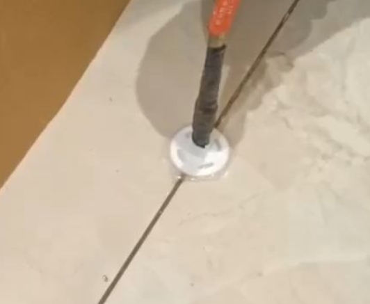 金口河瓷砖空鼓维修公司专业解答瓷砖在铺贴过程中，如果没有涂抹均匀到位的粘结材料（如水泥砂浆或瓷砖胶），可能会导致以下问题